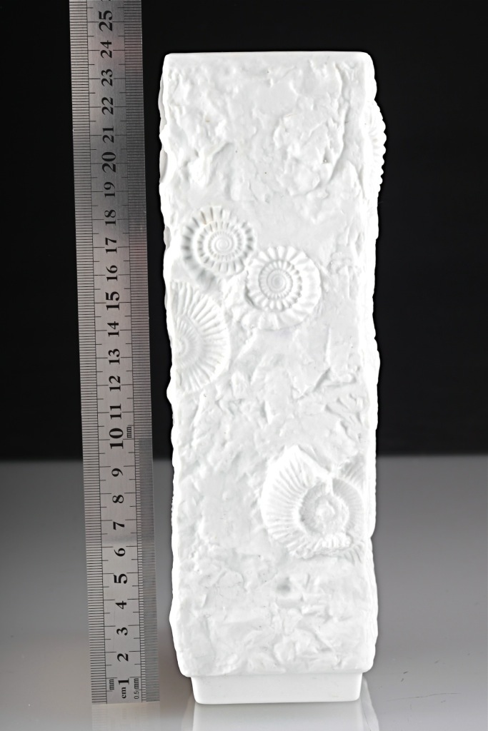 Vintage AK Kaiser Bisquit Porzellan Vase weiß 133 Muschel Dekor 24 cm