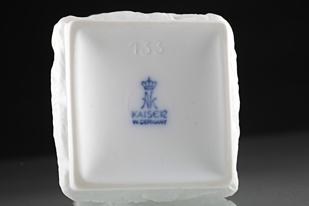 Vintage AK Kaiser Bisquit Porzellan Vase weiß 133 Muschel Dekor 24 cm